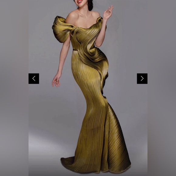 Dresses & Skirts - Elegant Gold Evening Gown